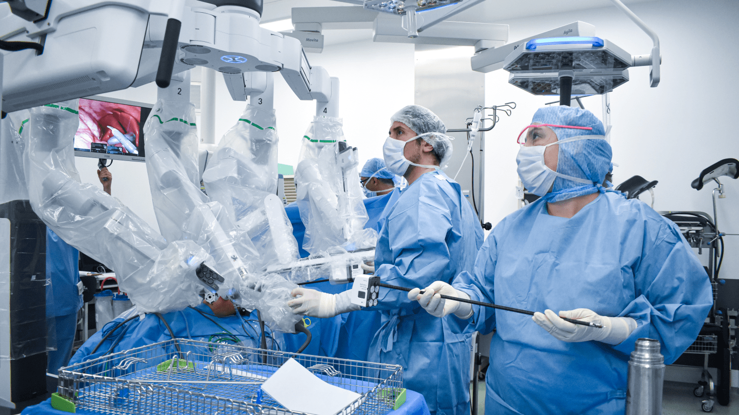 chirurgiens au bloc opératoire de Pasteur 2 à Colmar, utilisant le robot Da Vinci Xi