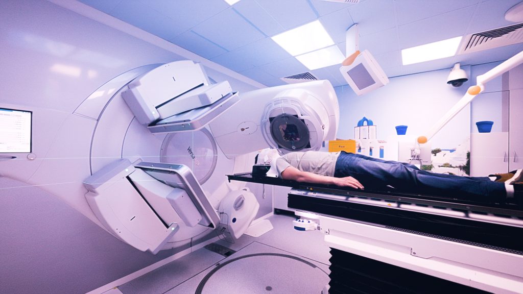 patient pris en charge dans le service de radiothérapie des Hôpitaux Civils de Colmar, plus précisément sur le plateau technique