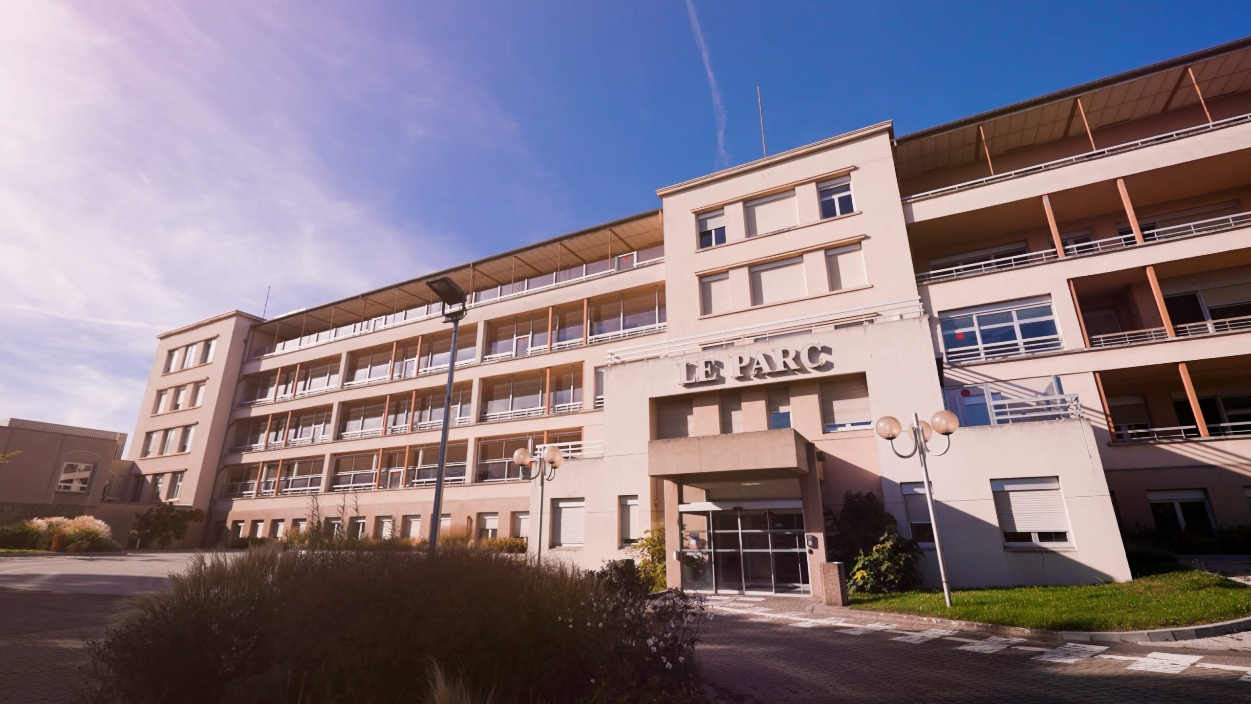 Photo de l'entrée du Parc, bâtiment des Hôpitaux Civils de Colmar qui abrite le service de psychiatrie adulte.