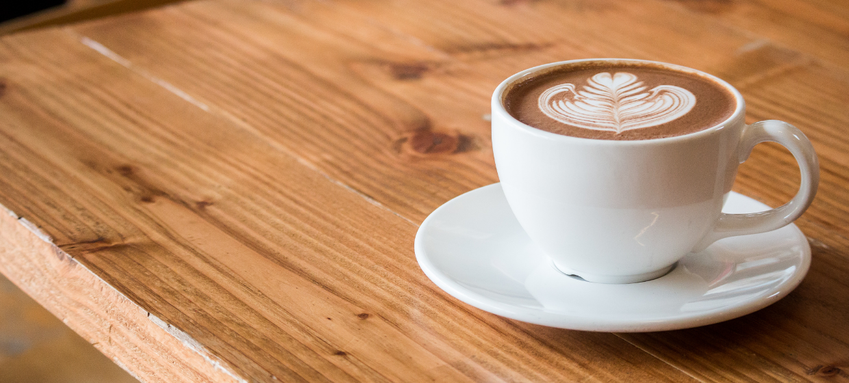 Image d'illustration : une table de cafétéria avec une tasse de café remplie posée dessus