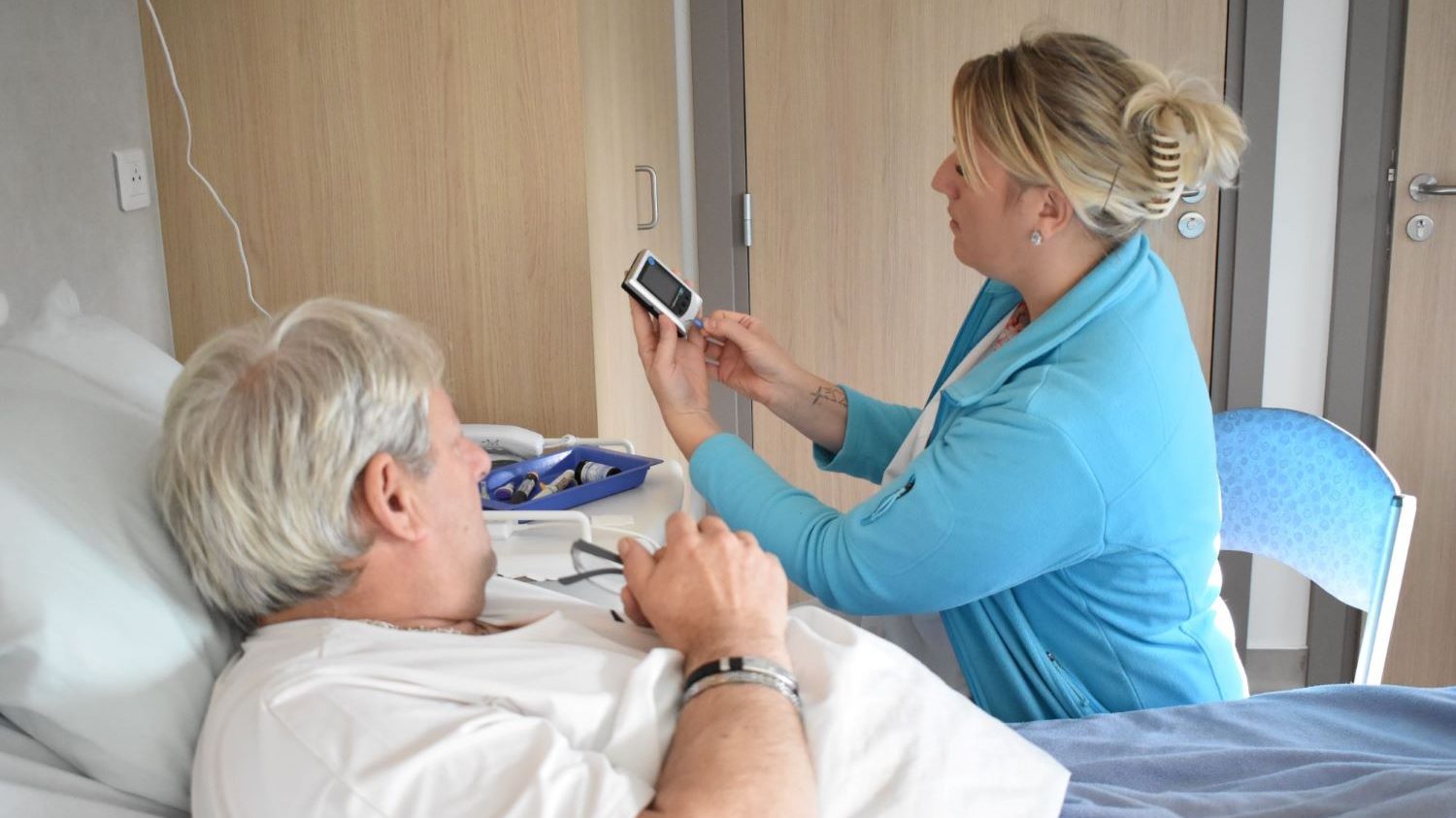 Image d'un personnel soignant et d'un patient au service de médecine interne & immunologie clinique