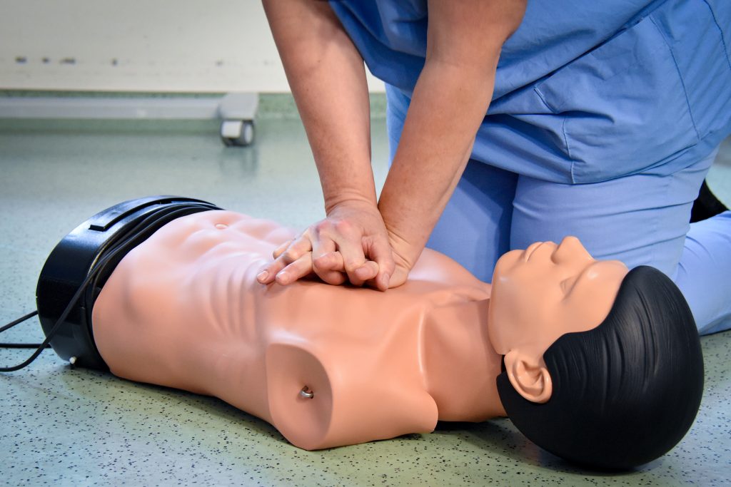 Seuls 40 % des témoins d’un arrêt cardiaque sont formés aux gestes de premiers secours. Apprendre à faire un massage cardiaque est essentiel.