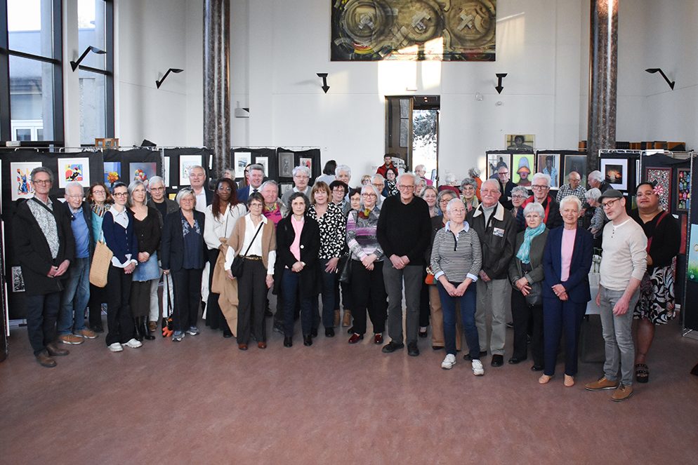 Talents Cachés Hospitaliers - photos des exposants aux côtés des membres de la Société d'Histoire