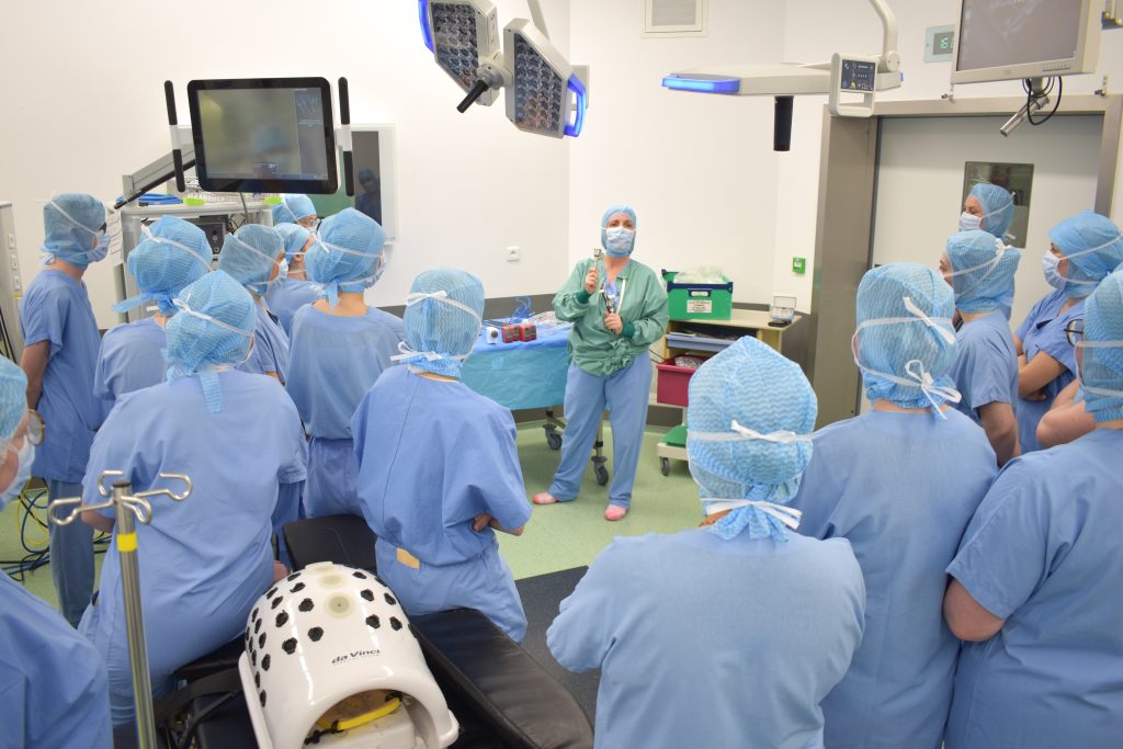 Échanges et discussion avec une IBODE dans le bloc opératoire.