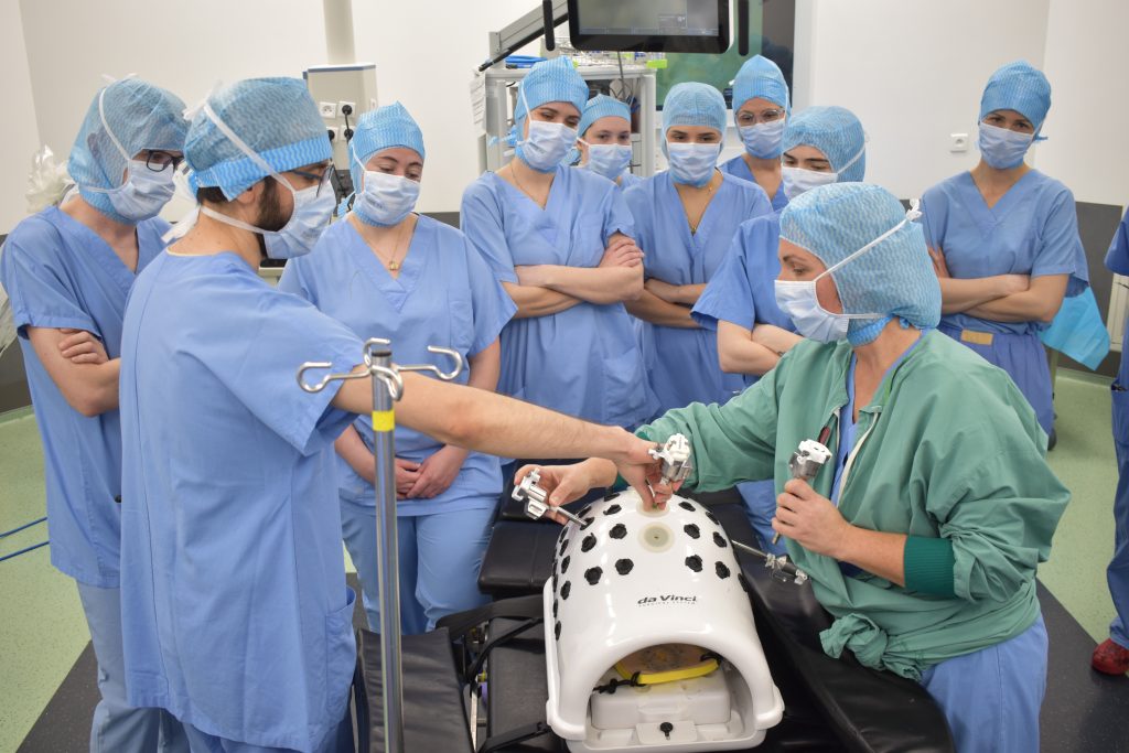 Mise en pratique auprès de la table d'opération.