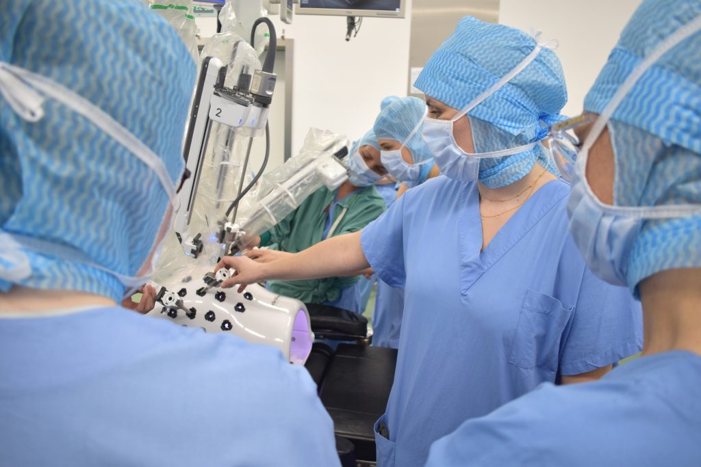 Mise en pratique auprès de la table d'opération dans le bloc opératoire.