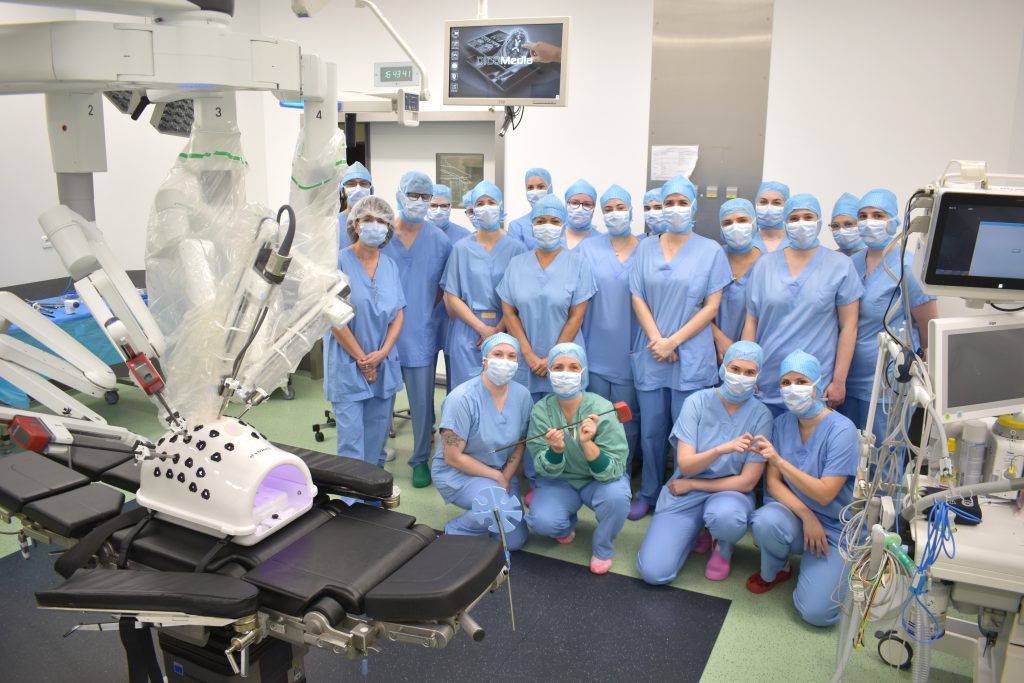 Photo de groupe au sein du bloc opératoire.
