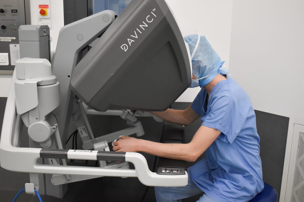 Démonstration du robot chirurgical.